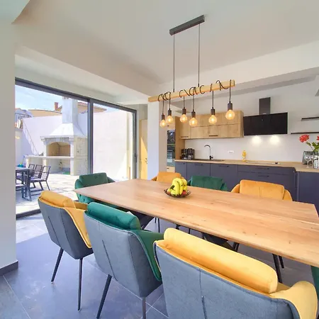 Elegant Chiara With Pool *