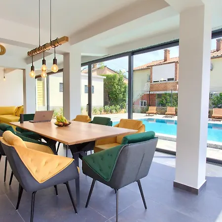 Elegant Chiara With Pool * كرك