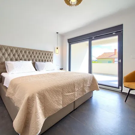 فيلة Elegant Chiara With Pool *