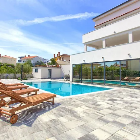 Elegant Chiara With Pool كرك