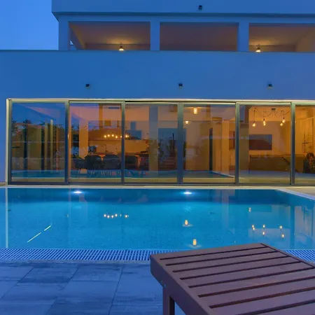 فيلة Elegant Chiara With Pool *