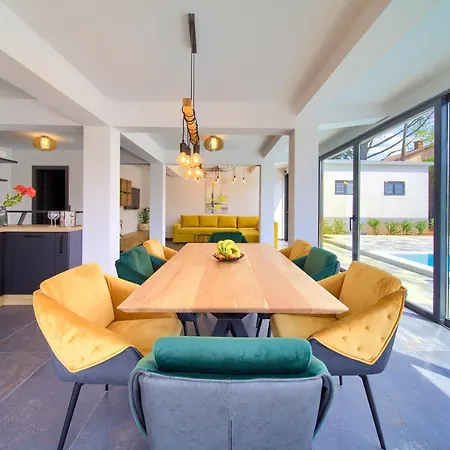 فيلة Elegant Chiara With Pool