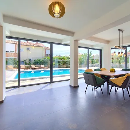 Elegant Chiara With Pool فيلة كرك