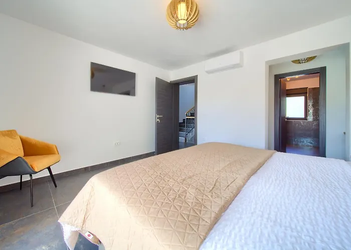 Villa Elegant Chiara With Pool Krk Town
