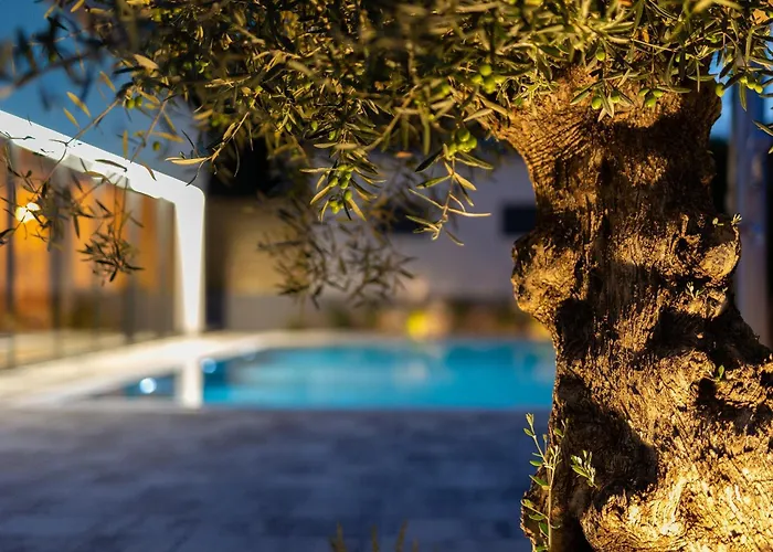 Elegant Chiara With Pool Villa *