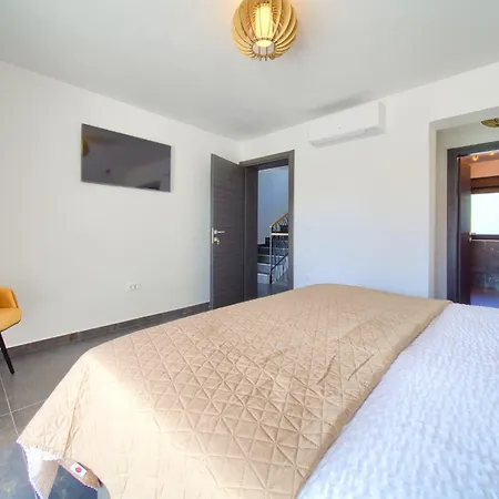 Vilă Elegant Chiara With Pool Veglia