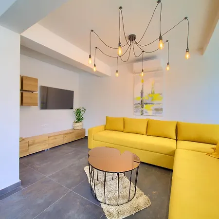 Elegant Chiara With Pool *