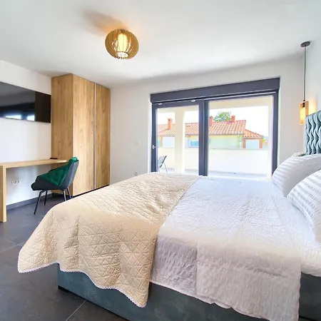 Elegant Chiara With Pool *