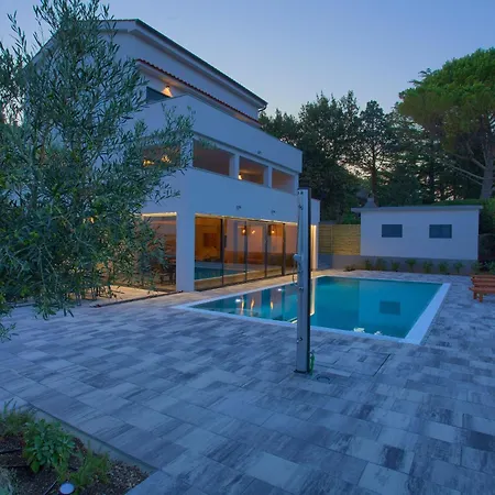 Elegant Chiara With Pool *