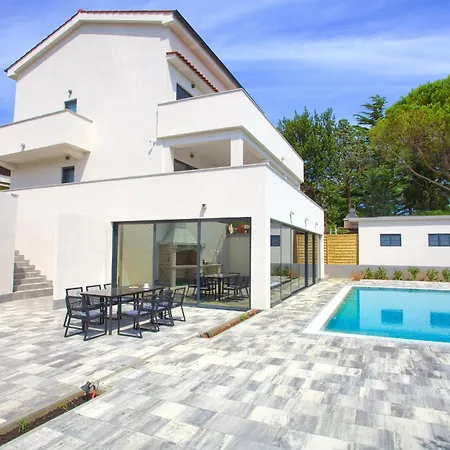 Elegant Chiara With Pool