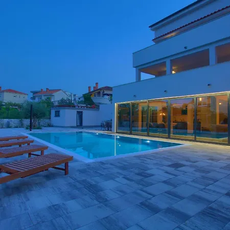 Elegant Chiara With Pool *