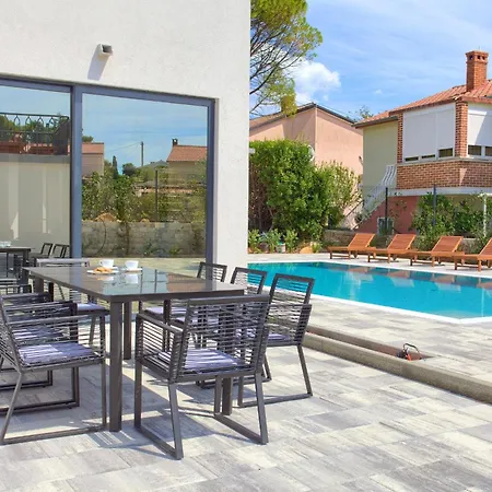 Elegant Chiara With Pool *