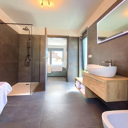 Elegant Chiara With Pool Vilă