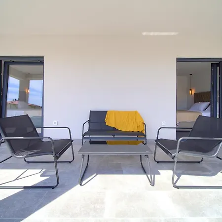 Elegant Chiara With Pool 빌라