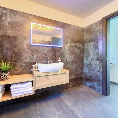 Elegant Chiara With Pool 빌라 크르크