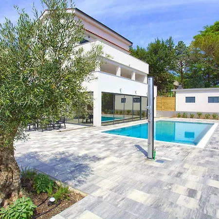 Vilă Elegant Chiara With Pool *