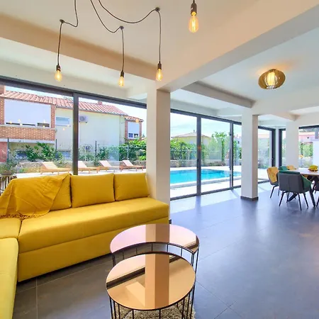 Vilă Elegant Chiara With Pool Veglia