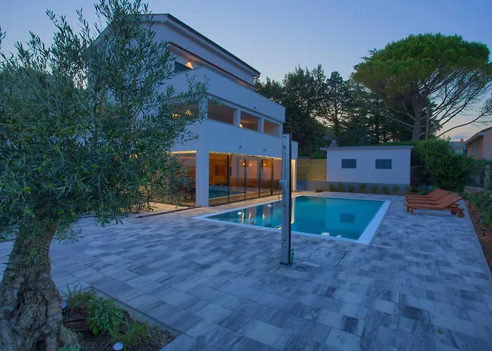 Elegant Chiara With Pool *