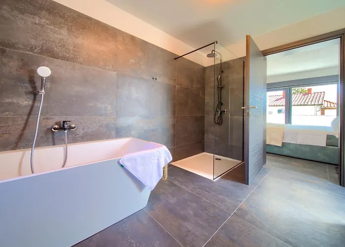 Elegant Chiara With Pool Villa