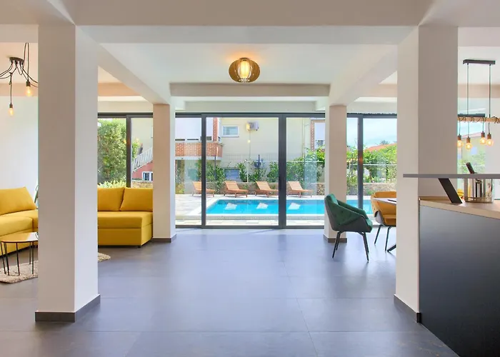 Elegant Chiara With Pool Villa *