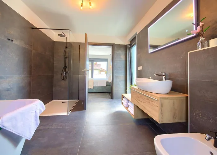 Elegant Chiara With Pool Villa