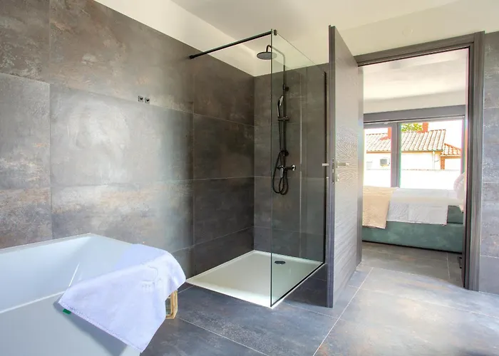 Elegant Chiara With Pool Βίλα