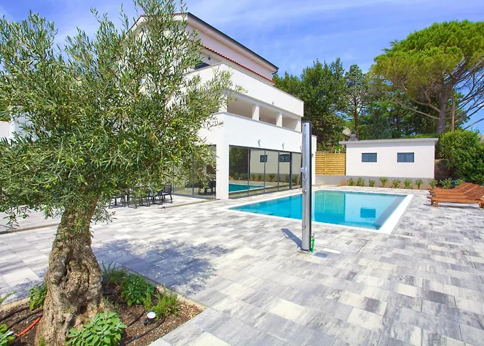 Villa Elegant Chiara With Pool *