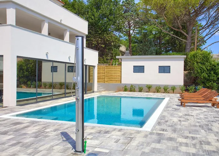 Elegant Chiara With Pool Villa *
