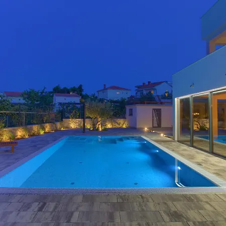 Elegant Chiara With Pool *