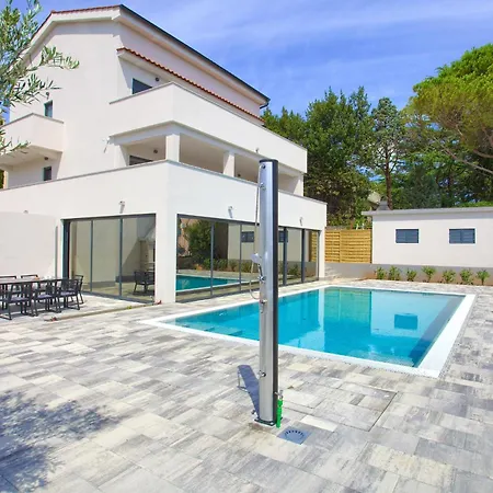 Elegant Chiara With Pool Βίλα