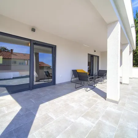 Elegant Chiara With Pool Krk Town