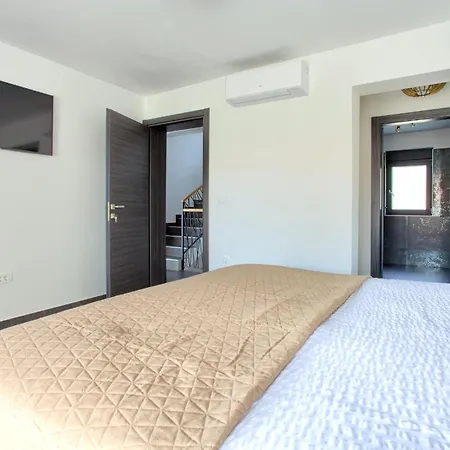 Elegant Chiara With Pool Villa