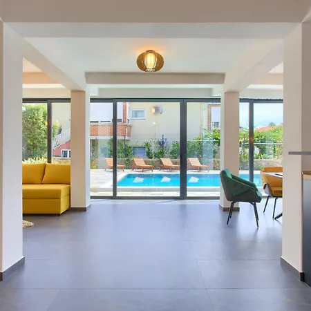 Elegant Chiara With Pool Βίλα *