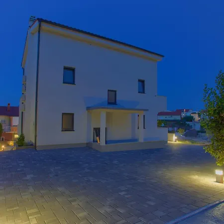 Βίλα Elegant Chiara With Pool Krk Town