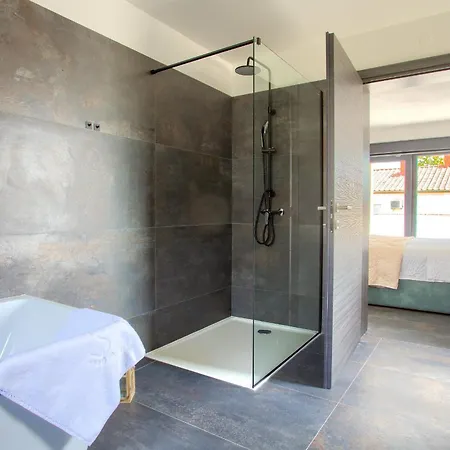 Elegant Chiara With Pool Villa