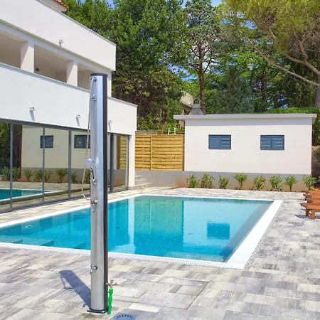 Elegant Chiara With Pool Villa *