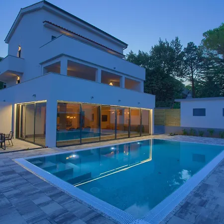 Elegant Chiara With Pool Βίλα