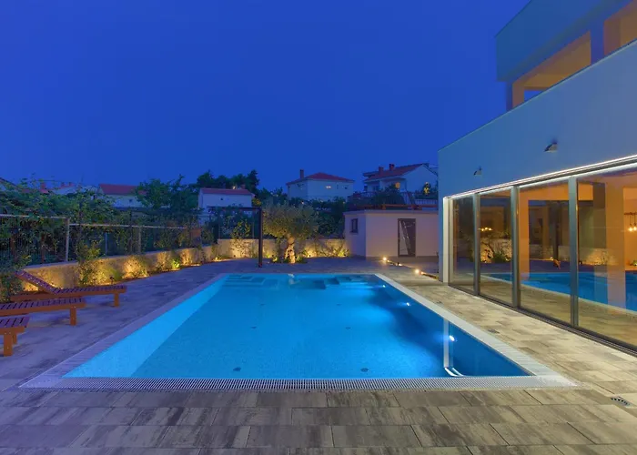 Elegant Chiara With Pool *