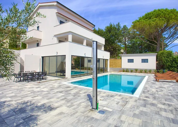 Elegant Chiara With Pool Villa