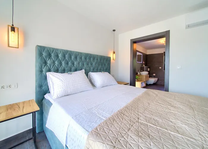 Villa Elegant Chiara With Pool *