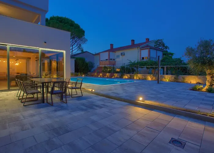 Elegant Chiara With Pool Villa *