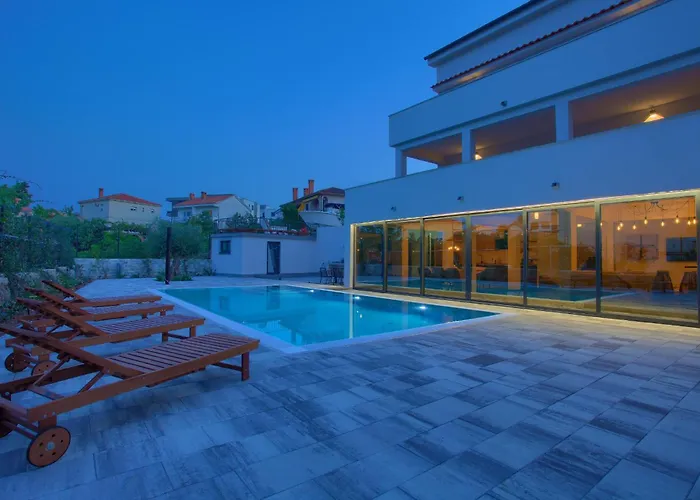 Elegant Chiara With Pool *