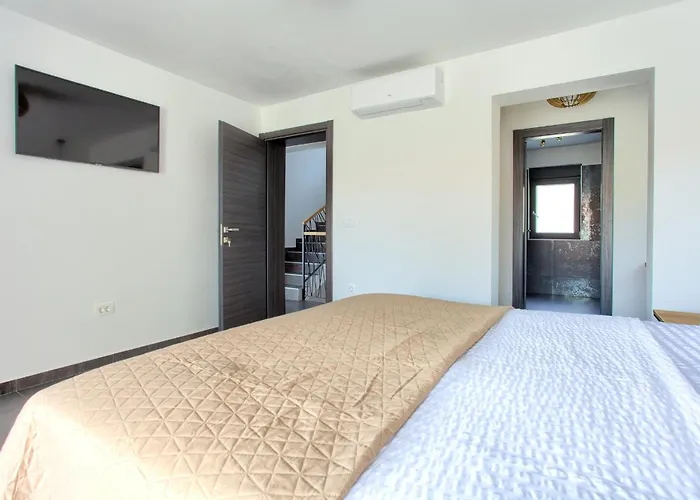 Elegant Chiara With Pool Villa