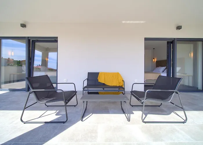 Elegant Chiara With Pool Villa